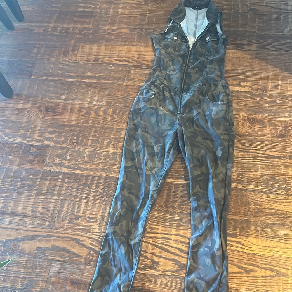 Camouflage sleeveless jumpsuit